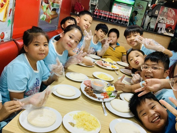 Bán trú hè: Trải nghiệm làm bánh pizza